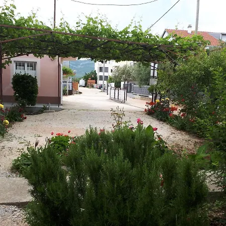 Laura No.1 Kastela